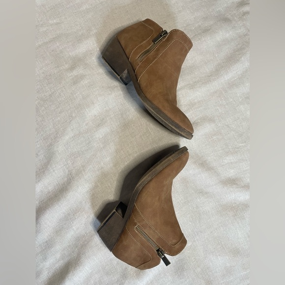 Maurices tan faux suede ankle boots Size 6 - Picture 3 of 10